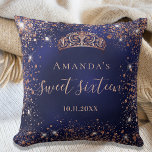 Sweet 16 blue roos gold tiara name script kussen<br><div class="desc">Voor een elegant Sweet 16,  16e verjaardag. Een stijlvolle blauwe achtergrondkleur,  de blauwe kleur is ongelijk. Verkleurd met roos goudnevel,  een tiara kroon. Pas een naam en een datum aan en voeg deze toe. Sweet zestien is geschreven met een modern handgeschreven stijlscript met een swashes.</div>