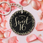 Sweet 16 Chic Black Gold Glitter Confetti Birthday Sleutelhanger<br><div class="desc">"Happy Sweet 16". Hier is een leuke aanvulling op haar verjaardagsfeest! Vier door deze aangepaste acryl sleutelhanger te schenken. Gouden glitter script typografie en confetti bedekken een zwarte achtergrond. Personaliseer de aangepaste tekst met de naam van uw dochter. Kies uit cirkel of vierkante vorm, dubbel of enkelzijdig. Prachtig voor de...</div>