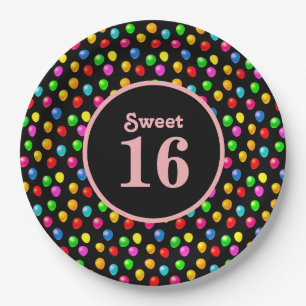 Sweet 16 en kleurrijke ballonnen op zwart papieren bordje
