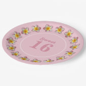 Sweet 16 en Plumeria Flowers op Roze Papieren Bordje (Gekanteld)
