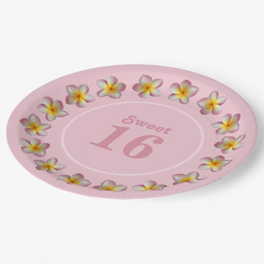 Sweet 16 en Plumeria Flowers op Roze Papieren Bordje (Gekanteld)