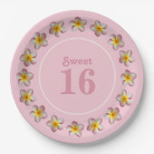 Sweet 16 en Plumeria Flowers op Roze Papieren Bordje (Voorkant)