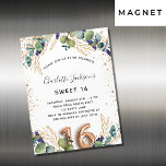 Sweet 16 eucalyptus greenery glitter luxe magnetische uitnodiging<br><div class="desc">Voor een Sweet 16,  16e verjaardagsfeestje. Een witte achtergrond met eucalyptusgroen en gouden bladeren. Golden faux glitter spots. Pas uw namen en trouwgegevens aan en voeg deze toe. Zwarte en gouden gekleurde letters. Nummer 16 wordt geschreven met ballonstijllettertype. Achterzijde: witte achtergrond en gouden faux glitter spots</div>