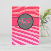 Sweet 16 felroze zebra stripe verjaardagsuitnodigi kaart (Staand voorkant)
