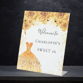 Sweet 16 gouden, witte jurk, welkom reclamebord met voetstuk