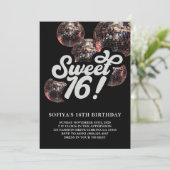 Sweet 16 Groovy Disco Ball Verjaardag Uitnodiging (Staand voorkant)