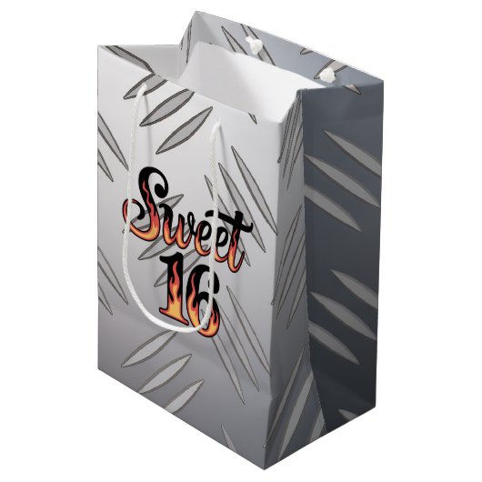 Sweet 16 In Fire Flames and Silver Plate Birthday Medium Cadeauzakje (Voorkant Gekanteld)