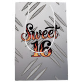 Sweet 16 In Fire Flames and Silver Plate Birthday Medium Cadeauzakje (Voorkant)