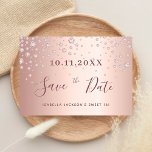 Sweet 16-jarig roos gouddiamanten save the date<br><div class="desc">Een vrouwelijk en glamoureus Save the Date Card voor een Sweet 16, 16e verjaardagsfeestje. Een feminine roze, roos goudnevel met metalen achtergrond versierd met faux gouddiamantsprinkhaan van roos. Sjablonen voor een datum en jouw tekst. Donkere roos gouden kleurletters. De tekst: Sparen de Datum wordt geschreven met een groot trendy hand...</div>