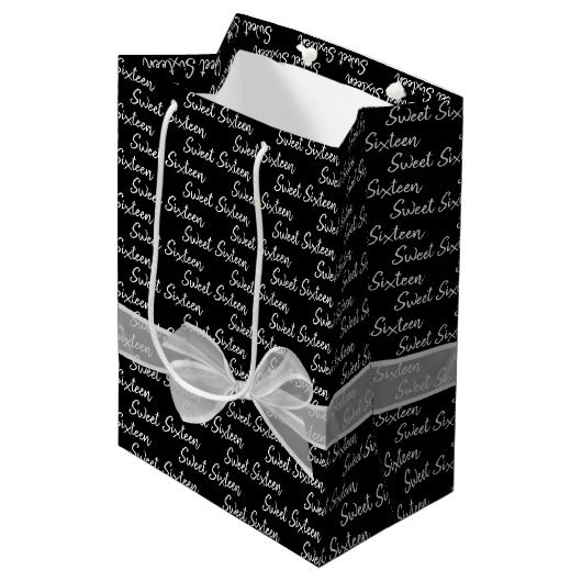 Sweet 16-jarig zwoerd op zwart medium cadeauzakje (Voorkant Gekanteld)