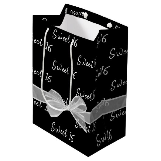 Sweet 16-jarige tas op zwarte, middelgrote tas medium cadeauzakje (Voorkant Gekanteld)