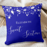 Sweet 16 koningsblauw wit sterren naam kussen<br><div class="desc">Een kussen voor een Sweet 16,  16e jaar oude meisjeskamer. Een koningsblauwe achtergrond versierd met witte sterren. De tekst: Sweet Sixteen is geschreven in wit met een groot modern handgeschreven stijlschrift. Een naam personaliseren en toevoegen.</div>