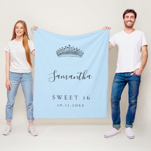 Sweet 16 lichtblauwe tiara-kroonnaam fleece deken (In situ)