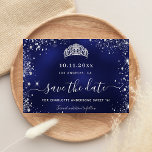 Sweet 16 marineblauw zilver tiara met uitzondering aankondigingskaart<br><div class="desc">Een meisje en trendy Save the Date Card for a Sweet 16,  16th verjaardagsfeestje. Een blauw,  oneven gekleurde achtergrond van de marine. Gedemoreerd met faux zilveren glitterstof en een tiara,  kroon. De tekst: Sparen de Datum wordt geschreven met een groot trendy hand lettered stijlmanuscript.</div>