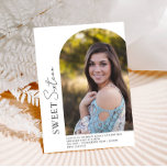 Sweet 16 minimalistische boog uit het midden foto kaart<br><div class="desc">Deze verjaardagsuitnodiging kenmerkt gemengde typografie,  uw favoriete foto en uw douanetekst. De rug is een stevige kleur die u meer foto's en tekst kunt veranderen of toevoegen. Gebruik de sjabloon om uw informatie toe te voegen.</div>