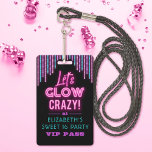 Sweet 16 Neon Glow Birthday Party Badge<br><div class="desc">Een schattig,  artistiek en stijlvol neongloed meisje met verjaardagsfeest VIP-pas. Een coole uitnodiging voor een verjaardagsfeestje voor tieners. Ook leuk voor een retro-stijlfeest uit de jaren '80. Ontworpen voor jou door Blackberry Boulevard.</div>