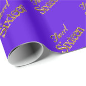 Sweet 16 Paars Gold Typografie Patroon Elegant Cadeaupapier (Rol Hoek)