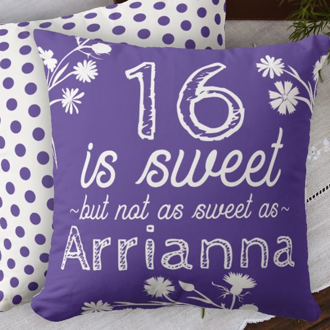 Sweet 16 Paarse, witte bloemen gepersonaliseerd Kussen (purple sweet 16 sixteen throw pillow personalized sixteen name message cute polka dots)