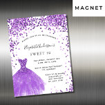 Sweet 16 paarse witte jurk luxe magnetische uitnodiging<br><div class="desc">Een moderne,  stijlvolle en glamoureuze uitnodigingsmagneet voor een Sweet 16,  16e verjaardagsfeestje. Aan de voorkant: Een witte achtergrond met violette,  lila enkels,  een violette jurk. De naam wordt geschreven met een modern handgeschreven stijlmanuscript met letters. Pas je partijgegevens aan en voeg deze toe.</div>