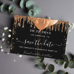Sweet 16-partijenzwarte goudballonnen save the date<br><div class="desc">Een meisje en trendy Save the Date Card for a Sweet 16,  16th verjaardagsfeestje. Een klassieke zwarte achtergrond,  versierd met faux goudglitter en ballonnen. Pas een datum en een naam/leeftijd aan en voeg deze toe. De tekst: Sparen de Datum wordt geschreven met een groot trendy hand lettered stijlmanuscript.</div>