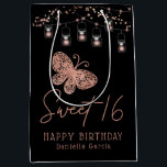 Sweet 16 Roos Gold Butterfly Chic Modern Birthday Medium Cadeauzakje<br><div class="desc">De 16 Roos Gold Butterfly Chic Modern Birthday Gift Bags is elegant voor een gouden vlinder van roos met een zwarte achtergrond met Sweet 16 in een elegant kalligrafiescript met "Happy Birthday" en gepersonaliseerd met je eigen naam hieronder. Personaliseer door de tekst in de tekstvakjes uit te geven. Ontworpen voor...</div>