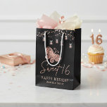Sweet 16 Roos Gold Butterfly Chic Modern Birthday Medium Cadeauzakje<br><div class="desc">De 16 Roos Gold Butterfly Chic Modern Birthday Gift Bags is elegant voor een gouden vlinder van roos met een zwarte achtergrond met Sweet 16 in een elegant kalligrafiescript met "Happy Birthday" en gepersonaliseerd met je eigen naam hieronder. Personaliseer door de tekst in de tekstvakjes uit te geven. Ontworpen voor...</div>