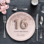Sweet 16 roos gold pink drips papieren bordje<br><div class="desc">Elegant,  klassiek,  glamoureus en meisjesachtig voor een Sweet 16,  16th verjaardagsfeestje. Blush roze achtergrond. Versierd met rozen gouden druppels,  verfdruppelende look. Personaliseren en een naam toevoegen. Met de tekst: Happy Birthday. De naam is geschreven met een rozen handschrift in handschrift. Nummer 16 is geschreven met een ballon stijl lettertype.</div>