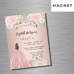 Sweet 16 roos gouden bloemen jurk luxe magnetische uitnodiging<br><div class="desc">Een moderne,  stijlvolle en glamoureuze uitnodiging voor een Sweet 16,  16th verjaardagsfeestje. Een rozen gouden achtergrond met blozend roze bloemetjes,  een meisje met een baljurk. De naam is geschreven met een modern handschrift. Personaliseer en voeg uw feestdetails toe.</div>