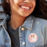 Sweet 16 roos gouden zwarte glitternaamtag ronde button 3,2 cm<br><div class="desc">Elegant, klassiek, glamoureus en meisje voor een Sweet 16, 16e verjaardagsfeestje. Roos gouden en dubbelzinnige verloop achtergrond. Gedemoreerd met roos goud, faux glitter, sparkles. Pas een naam aan en voeg deze toe. De naam wordt geschreven met een modern donker roos gekleurd hand lettered stijlmanuscript. Nummer 16 wordt geschreven met een...</div>