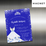 Sweet 16 royal blue Silver jurk tiara luxe Magnetische Uitnodiging<br><div class="desc">Een trendy en glamoureuze magnetische uitnodiging voor een Sweet 16,  16e verjaardagsfeestje. Een koninklijke blauwe achtergrond met faux zilveren glitter stof,  een tiara en een jurk. De naam wordt geschreven met een modern handgeschreven stijlmanuscript met letters. Pas je partijgegevens aan en voeg deze toe.</div>