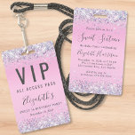 Sweet 16 Roze Glitter VIP-pas Birthday Party Badge<br><div class="desc">Een unieke Sweet 16 verjaardagsfeestuitnodiging die ook dient als badge voor gasten om op het feest te draag en als souvenir partijvoordeel te behouden. Dit ontwerp heeft een dun holografisch paars, roze en zilveren faux glitter confetti-kader tegen een roze achtergrond, haar naam in een zacht grijs trendy script en "VIP...</div>