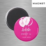 Sweet 16 roze witte ballonnen feest magneet<br><div class="desc">Voor een Sweet 16,  16th verjaardagsfeestje. Een trendy roze achtergrond versierd met witte ballonnen. De naam is geschreven met een modern handschrift. Personaliseer en voeg een naam en datum toe.</div>