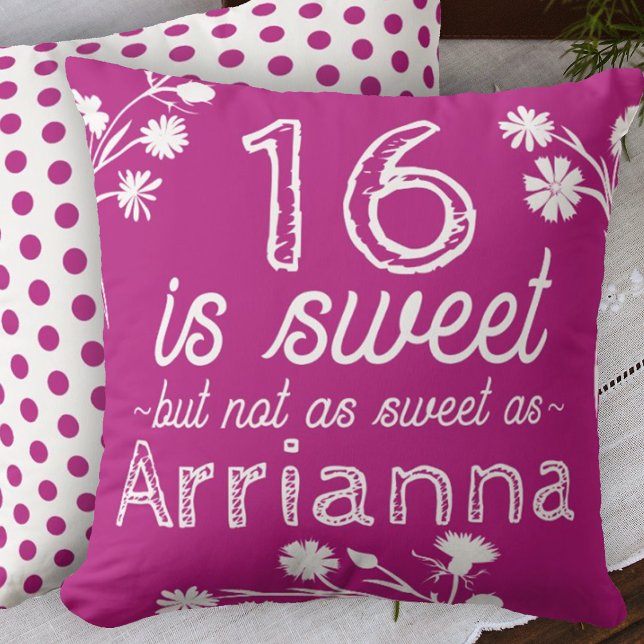 Sweet 16 roze, witte bloemen gepersonaliseerd kussen (hot pink magenta sweet 16 sixteen throw pillow personalized sixteen name message cute polka dots)