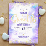 Sweet 16 Script Paarse Waterverf Glam Real Gold Folie Uitnodiging<br><div class="desc">"Happy Sweet 16". Verstuur deze verbluffende, dunne, meisjesachtige, feestelijke, moderne, gepersonaliseerde, echte goudfolie party-uitnodiging voor een evenement om het te herinneren. Een kleine goudfolie, kleine confetti stippen en handgeschreven script bedekken een zachte paarse waterverf achtergrond. Pas de douanetekst met de naam van uw dochter evenals andere partijdetails aan. Geweldig voor...</div>