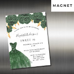 Sweet 16 smaragdgroene goudjurk bloemluxe magnetische uitnodiging<br><div class="desc">Een moderne, stijlvolle en glamoureuze uitnodiging voor een Sweet 16, 16e verjaardagsfeestje. Aan de voorkant: Een witte achtergrond met groen faux glitter stof, een groene, groene, groene jurk en groene rozen, bloemen. De naam wordt geschreven met een modern handgeschreven stijlmanuscript met letters. Pas je partijgegevens aan en voeg deze toe....</div>