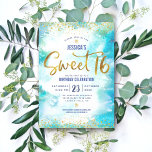 Sweet 16 Turquoise Waterverf Gold Girly Birthday Kaart<br><div class="desc">"Happy Sweet 16". Verstuur deze verbluffende, eenvoudige, feestelijke, moderne, gepersonaliseerde partijuitnodiging voor een evenement dat je moet onthouden. De folie van de gouden faux en de zeer kleine confetti glitter stippen en de typografische manuscriptbekleding leggen een zacht roze achtergrond van de waterverf. Pas de douanetekst met de naam van uw...</div>