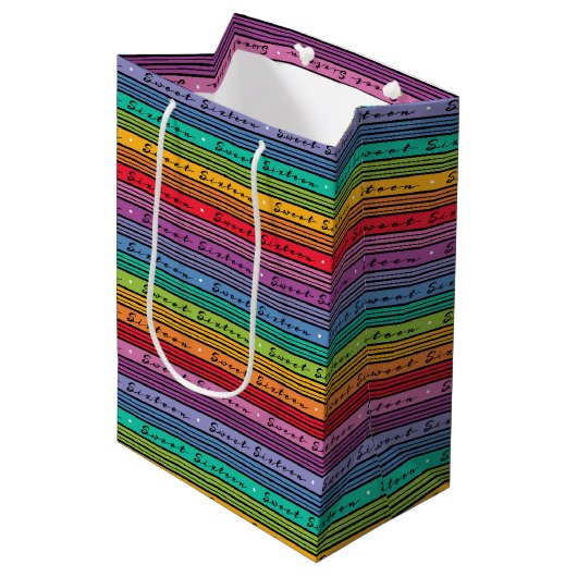 Sweet 16 Verjaardag Regenboog Stripes Medium Cadeauzakje (Voorkant Gekanteld)
