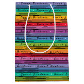 Sweet 16 Verjaardag Regenboog Stripes Medium Cadeauzakje (Voorkant)