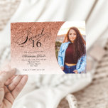 Sweet 16 Verjaardag Roos Gouden Glitter Glam Foto Kaart<br><div class="desc">Deze trendy roos gouden glitter verjaardagsfeestuitnodiging heeft een vette typografische kop en je favoriete foto. Voeg uw aangepaste tekst toe met behulp van het sjabloon formulier. Extra opties voor tekst en lay-out zijn beschikbaar als u ervoor kiest om verder aan te passen.</div>