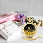 Sweet 16 verjaardag zwarte goudnaam elegant zakhorloge<br><div class="desc">Elegant, klassiek, glamoureus en vrouwelijk. Een faux goudkleurige boog en lint met gouden glitter en glans, een beetje verbijsterend en luxe voor een verjaardagscadeau of een cadeau. Zwarte achtergrond. Sjablonen voor haar naam en de leeftijd van 16 jaar. De naam wordt geschreven met een modern handgeschreven stijlmanuscript met letters. Golden...</div>
