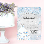 Sweet 16 zilverblauw sparkles party uitnodiging briefkaart<br><div class="desc">Voor een elegant Sweet 16,  16e verjaardag. Een faux zilveren metalen achtergrond. Gedrooid met blauw faux glitter stof en een jurk voor een winter wonderland op het feest. Geef een persoonlijke naam,  leeftijd en partijgegevens op en voeg deze toe. De naam wordt geschreven met een handgeschreven stijlmanuscript</div>