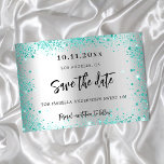 Sweet 16 zilveren blauwgroen glitterglamoureus save the date<br><div class="desc">Een meisje en trendy Save the Date for a Sweet 16,  16th verjaardagsfeestje. Een faux zilverachtige achtergrond met een blauwgroen,  groen faux glitter stof. Pas een datum en een naam/leeftijd aan en voeg deze toe. De tekst: Sparen de Datum wordt geschreven met een groot trendy hand lettered stijlmanuscript.</div>