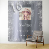 Sweet 16 zilveren foto glittersparel welkom wandkleed (In situ)