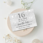 Sweet 16 zilveren glitter-drippartij save the date<br><div class="desc">Een meisje en trendy Save the Date Card for a Sweet 16, 16th verjaardagsfeestje. Een faux zilverachtige achtergrond met faux glitter-druppels, verfdruppelend uiterlijk. Pas een datum en een naam aan en voeg deze toe. Zwarte gekleurde letters. De tekst: Sparen de Datum wordt geschreven met een groot trendy hand lettered stijlmanuscript....</div>