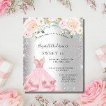 Sweet 16 zilverroze jurk, uitnodiging voor het gli<br><div class="desc">Een moderne,  stijlvolle en glamoureuze uitnodiging voor een Sweet 16,  16e verjaardagsfeestje. Een faux zilveren metalen achtergrond met roze faux glitter,  sparkles,  een jurk en wazige roze bloemen. De naam wordt geschreven met een modern handgeschreven stijlmanuscript met letters. Pas je partijgegevens aan en voeg deze toe.</div>