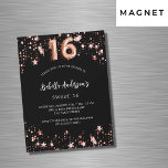Sweet 16 zwart roos gouden sterren luxe magnetische uitnodiging<br><div class="desc">Een klassieke zwarte achtergrond,  versierd met rozen gouden sterren. Personaliseer en voeg een naam en feestdetails toe. Nummer 16 is geschreven met een ballonstijlscript.</div>