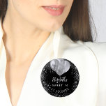 Sweet 16 zwart zilver glitter naam ballonnen ronde button 5,7 cm<br><div class="desc">Een chique zwarte achtergrond. Versierd met faux zilver glitter druppels,  verf druppelen look,  glitter en ballonnen. Personaliseer en voeg een naam,  leeftijd en datum toe.</div>