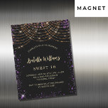 Sweet 16 zwarte paarse goudglitter glamoureus magnetische uitnodiging<br><div class="desc">Voor een elegant Sweet 16,  16e verjaardag. Een stijlvolle zwarte achtergrond. Gedecorreerd met paars faux goudglitterstof en gouden lichtkoorden. Geef een persoonlijke naam,  leeftijd en partijgegevens op en voeg deze toe. De naam wordt geschreven met een handgeschreven stijlmanuscript</div>