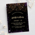 Sweet 16 zwarte paarse goudglitter glamoureus uitnodiging briefkaart<br><div class="desc">Voor een elegant Sweet 16,  16e verjaardag. Een stijlvolle zwarte achtergrond. Gedecorreerd met paars faux goudglitterstof en gouden lichtkoorden. Geef een persoonlijke naam,  leeftijd en partijgegevens op en voeg deze toe. De naam wordt geschreven met een handgeschreven stijlmanuscript</div>