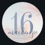 Sweet 16th Beach Birthday Party Favor Ronde Sticker<br><div class="desc">Beach Threaded 16th Birthday of Sweet 16 Beach Party Favor or Envelope Stickers Personalized with Age and Name or Custom Text hebben een pastelkleurige roos gold, roze, blauwgroen, blauw, en perzikkleurige faded strandfoto background en een moderne minimale roze palmbladgrens met een vettige leeftijd en een naam in marineblauw. Geef de...</div>